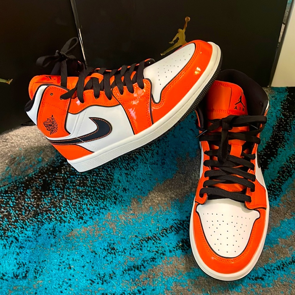 Jordan 1s mid